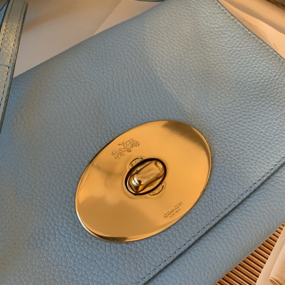 NWT Coach Clutch Pebble Leather Turnlock CrossBody Bag F52896 Pale Blue - Picture 2 of 6